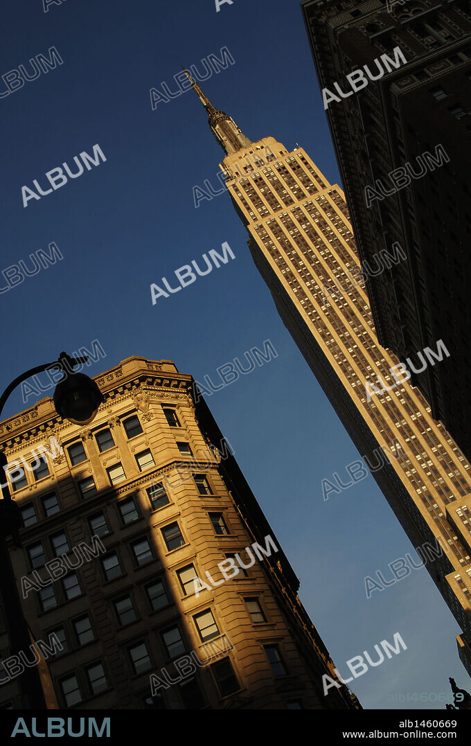 ESTADOS UNIDOS. NUEVA YORK. Vista del EMPIRE STATE BUILDING, al atardecer.