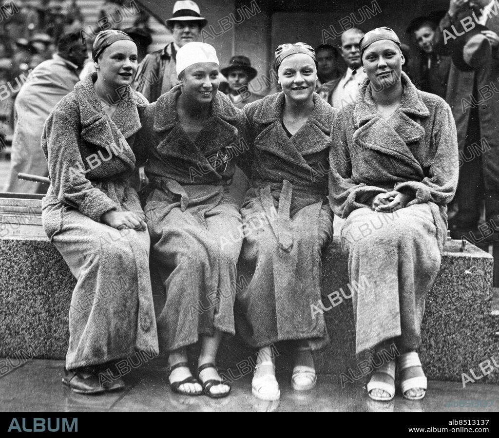 TYSKLAND BERLIN 1936-08-14. Orig. bildtext... UNSERE FRAUENSCHWIMMSTAFFEL GEWANN DIE SILBERNE MEDAILLE. Das sind die deutschen Schwimmerinnen (von links Gisela Arendt, Leni Lohmar, Inge Schmitz und Ruth Halbsguth), die am Freitag nachmittag der starken holländischen Staffel im Endlauf über 4 x 100 m einen erbitterten kampf um die Goldmedaille lieferten, den die Holländerinnen mit kaum nennbaren Vorsprung nur gewannen. Nur 8/10 Sek. beträgt der Unterschied zwischen den Zeiten der siegreichen Holländerinnen und der deutschen Mannschaft. Mit 4:36,0 bezw. 4:36,8 schwammen beide Mannschaften schneller als die bisherige olympische Rekordzeit. Foto: Scherl Bilderdienst / AB Text & Bilder / SVT / Kod: 5600 Mapp: Arendt, Gisela Kvartett På rad Badrockar Sommar-OS 1936 i Berlin persons: LENI LOHMAR;GISELA ARENDT;INGE SCHMITZ;RUTH HALBSGUTH sites: BERLIN;TYSKLAND.