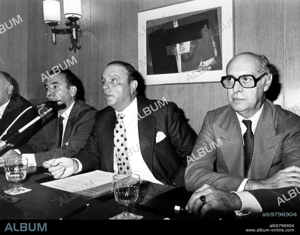 Octubre 1976. Presentación de alianza Popular. Rueda de prensa de alianza popular que Componen don Manuel fraga Iribarne (reforma Democrática), don cruz Martínez Esteruelas (unión del pueblo Español), don Fernando González de la Mora (unión nacional Española), don Enrique Thomas de Carranza (Anepa), don Laureano López Rodó (grupo parlamentario Regionalista) y don Federico Silva Muñoz y don Licinio de la Fuente (que Formaban Nuevos Partidos).