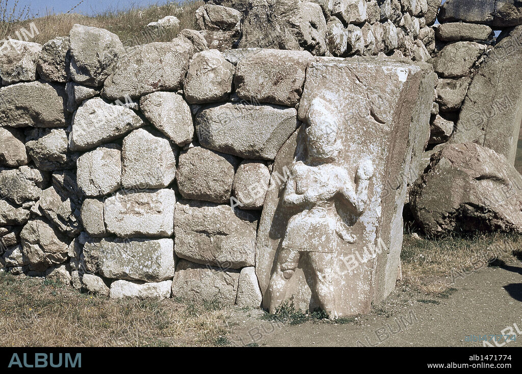 ARTE HITITA. TURQUIA. (SEGUNDA MITAD DEL SEGUNDO MILENIO). HATUSA (BOGAZKOY). Capital del antiguo Imperio Hitita. De grandes dimensiones, las murallas de la ciudad tenían una longitud de 6 Km. Vista parcial de la PUERTA DEL REY, adornada con un relieve del "Dios Guerrero" (hacia el 1400-1200 a. C.). Península Anatólica.
