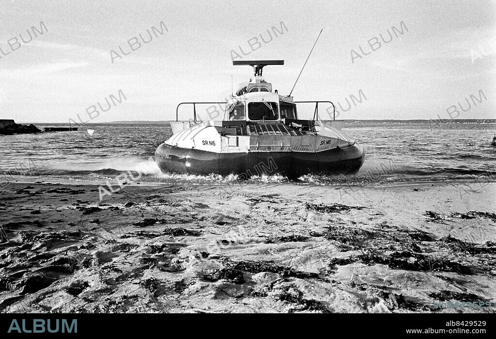 1967-07.. En svävare på stranden vid Öresund.. Foto: Bertil S-son Åberg / RiR / SVT / Kod: 5600. Reportage och liknande bild publ. i RiR 31/67 sid. 7-9 inför ett radioprogram.. RiR 18651 sv/v neg.