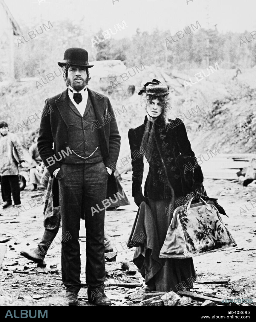 JULIE CHRISTIE and WARREN BEATTY in MCCABE & MRS. MILLER, 1971, directed by ROBERT ALTMAN. Copyright WARNER BROTHERS.
