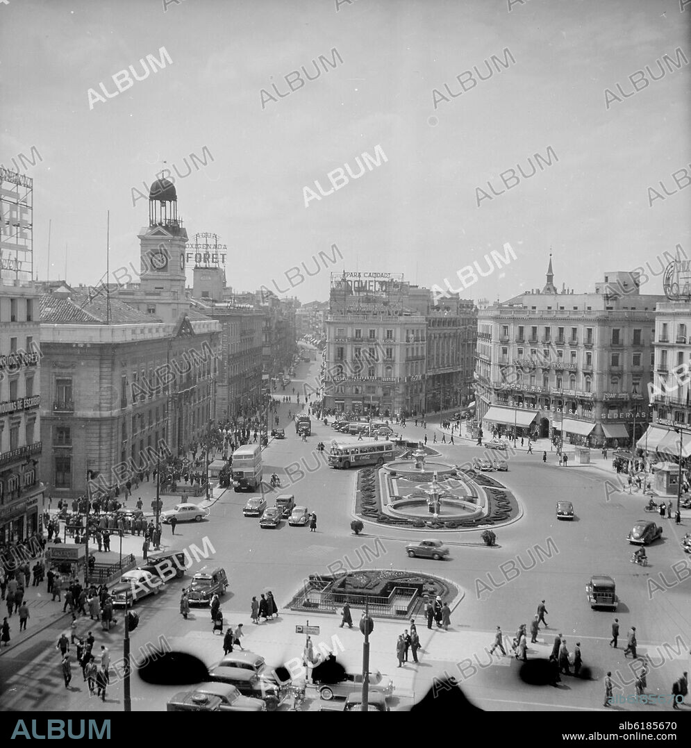 PUERTA DEL SOL - FOTOGRAFIA EN BLANCO Y NEGRO - AÑOS 50.