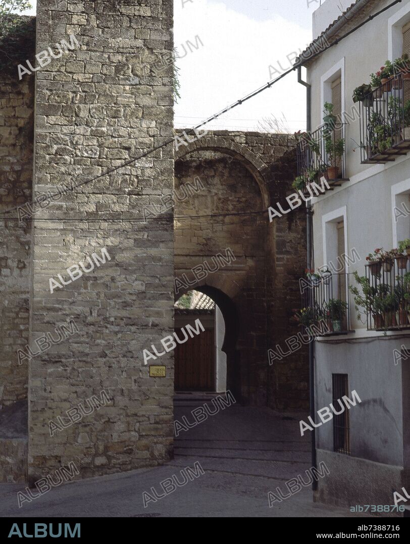 CUESTA DE LA MERCED CON LA PUERTA DEL LOSAL DE ACCESO AL BARRIO DE SAN MILLAN.