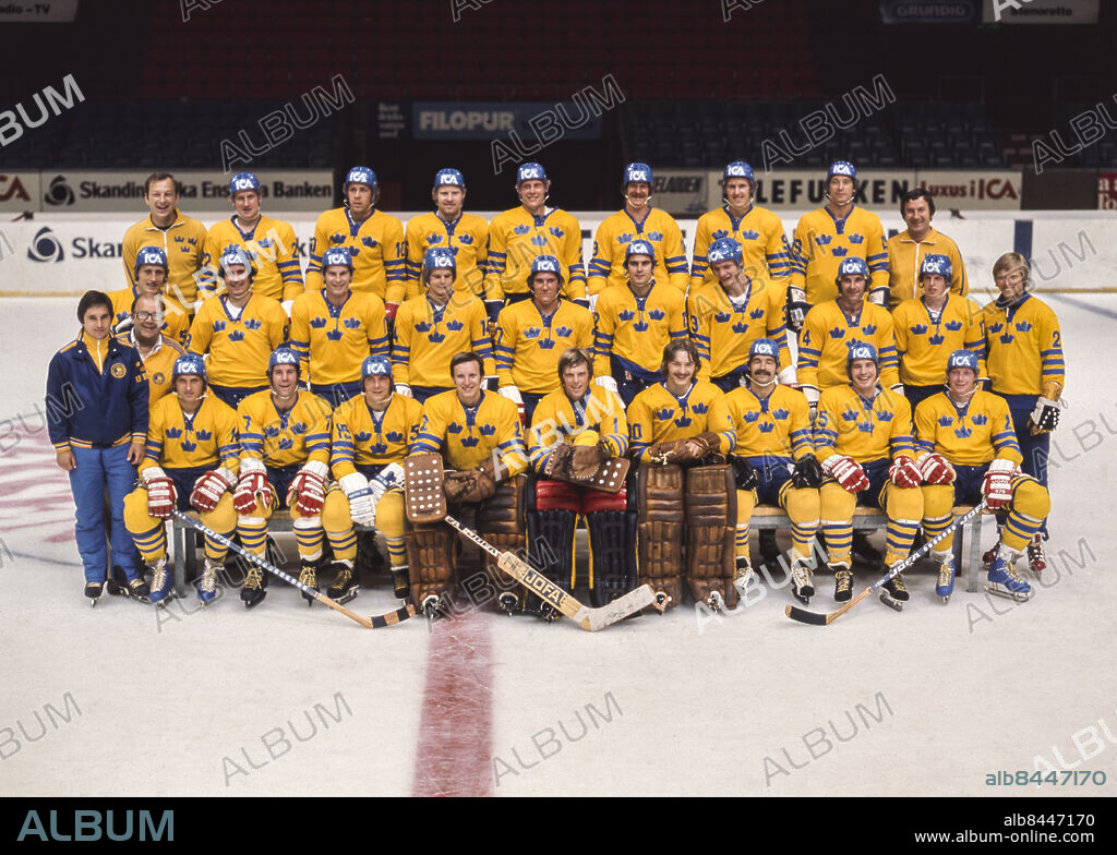 GÖTEBORG 1976 AUG. Lagbild av spelerna i svenska ishockeylandslaget Tre Kronor inför Canada Cup 1976.. Översta raden fr. v: ?, Per Olov Brasar, Willy Lindström, Jan-Olof Svensson, Anders Hedberg, Juha Widing, Björn Johansson, Inge Hammarström, ?. Mittersta raden fr. v: ?, ?, Börje Salming, Stig Salming, Tord Lundström, Lars-Erik Ericsson, Kjell-Arne Wikström, Roland Eriksson, Thommie Bergman, Stig Östling, Ulf "Lill-Pröjsarn" Nilsson, Hans "Virus" Lindberg. Understa raden fr. v: Mats Åhlberg, Lars-Erik Sjöberg, Lars-Göran Nilsson, Göran Högosta, William Löfqvist, Hardy Åström, Mats Waltin, Lars-Erik Esbjörs, Dan Labraaten.. Foto: Sören Karlsson / EXP / TT / Kod: 32. **AFTONBLADET OUT**.
