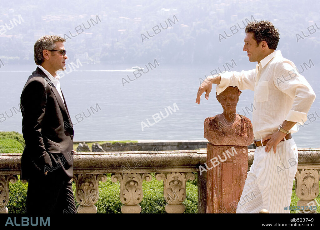 GEORGE CLOONEY et VINCENT CASSEL dans OCEAN'S TWELVE, 2004, réalisé par STEVEN SODERBERGH. Copyright WARNER BROS. PICTURES.