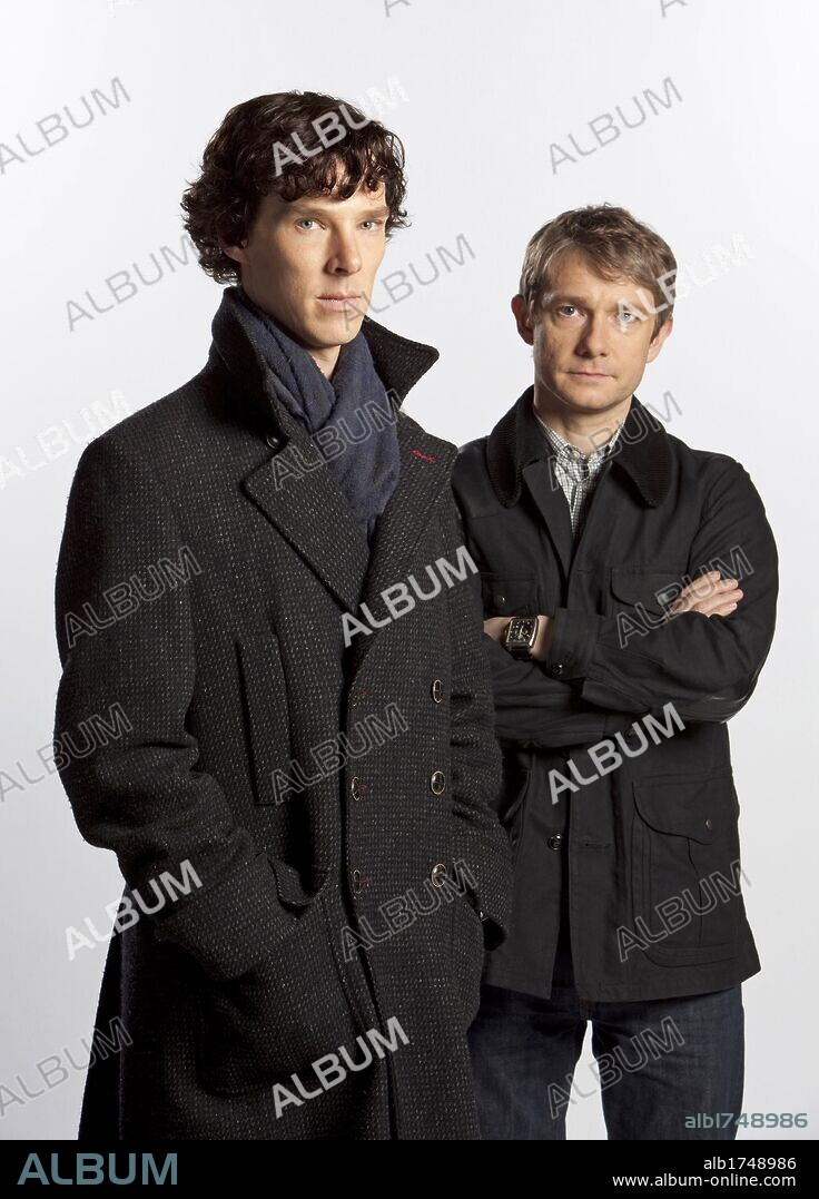 BENEDICT CUMBERBATCH, MARTIN FREEMAN et JOHN WATSON. BENEDICT CUMBERBATCH et MARTIN FREEMAN dans SHERLOCK, 2010, réalisé par PAUL MCGUIGAN. Copyright HARTSWOOD FILMS/BBC WALES.