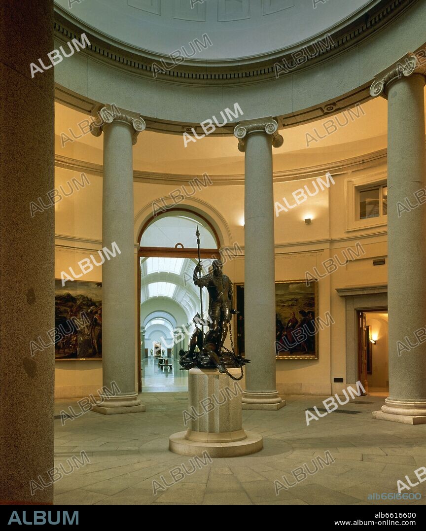 JUAN DE VILLANUEVA. ROTONDA JONICA DEL MUSEO DEL PRADO - ESCULTURA DE CARLOS V DOMINANDO AL FUROR DE LEONE LEONI DEL SIGLO XVI.