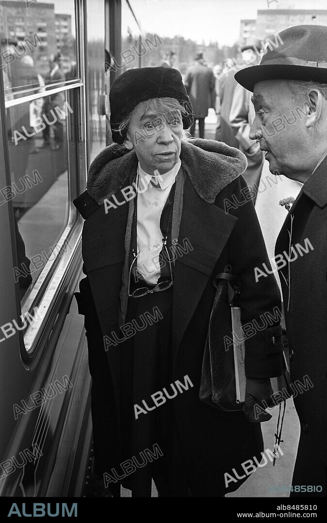 STOCKHOLM 1965-05-16 Konstnärinnan Siri Derkert (1888-1973) vid invigningen av Östermalms tunnelbanestation som hon har utsmyckat med verket 'Ristningar i betong'.. Foto: TT Historical / kod 1900.