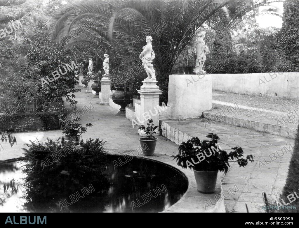 1930. Un rincón del jardín la finca el retiro en Churriana (Málaga).