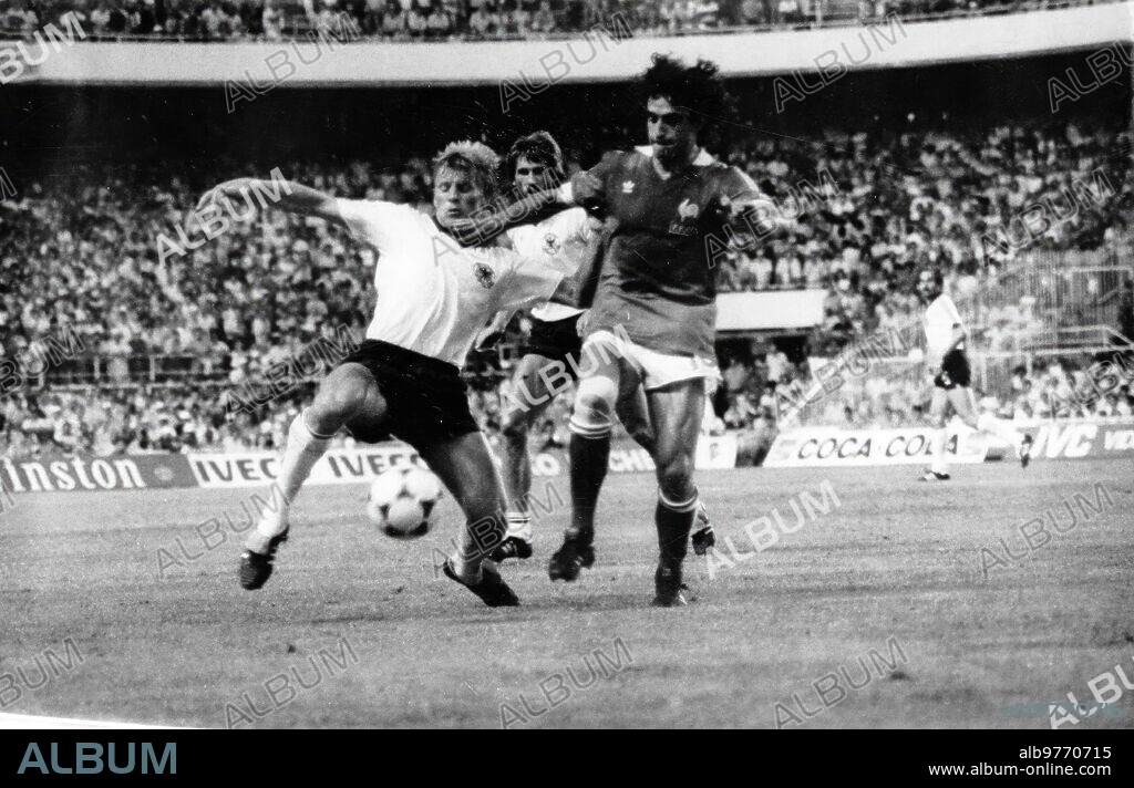 El 8 de Julio de 1982 se Disputó en el estadio Ramón Sánchez-Pizjuan, de Sevilla, el segundo partido de Semifinales del mundial 82 entre las Selecciones Nacionales de Alemania federal y Francia. Se trata de uno de los Mejores Partidos en la historia de los Mundiales de Fútbol. El resultado Fue de empate A tres Goles, tras Disputarse incluso una Prórroga. En los Lanzamientos de Penaltis Ganaron los Alemanes por 5-4. En la imagen se Aprecia al capitán Francés, Michel Platini, actual presidente de la Uefa. (foto Ángel Doblado).