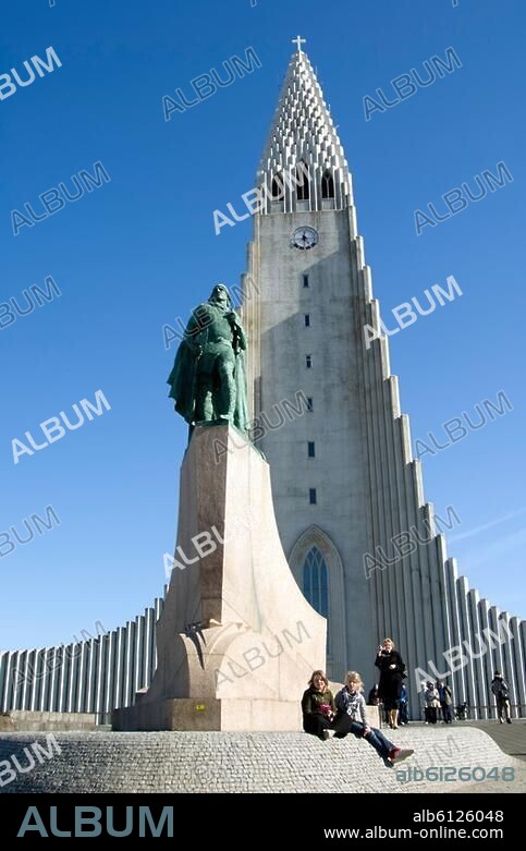 Reykjavik (Island), Hallgrimskirkja (1945-1987 erbaut; Arch.: Gudjon Samuelsson).-Blick auf den 73 m hohen Turm der Hallgrimskirche, im Vordergrund das Leif Eriksson-Denkmal.-Foto, Mai 2007.