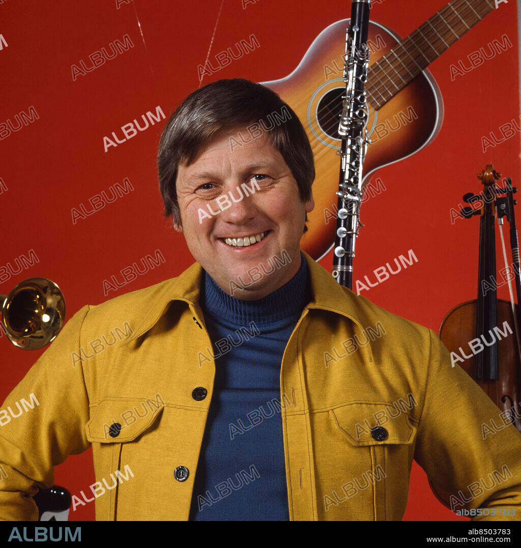 1973-01.. VÅRA FAVORITER Träff med Gnesta-Kalle, musikanter, artister och många melodier Musikprogram sänt första gången 1973-02-04 Programledare Leende Polotröja CD562 persons: RUNE GNESTADIUS sites: SVERIGE.