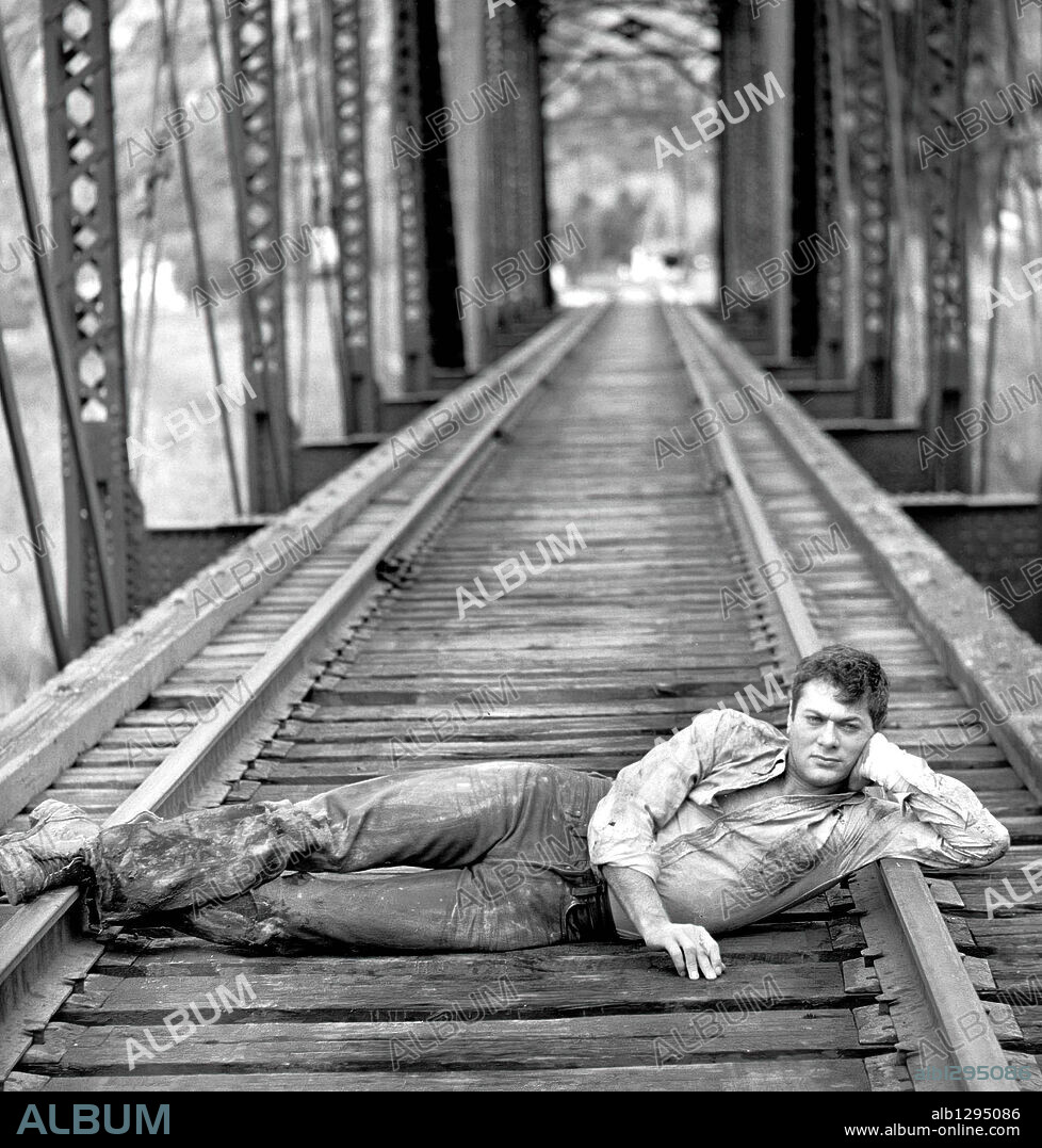 TONY CURTIS en FUGITIVOS, 1958 (THE DEFIANT ONES), dirigida por STANLEY KRAMER. Copyright CURTLEIGH PRODUCTIONS.