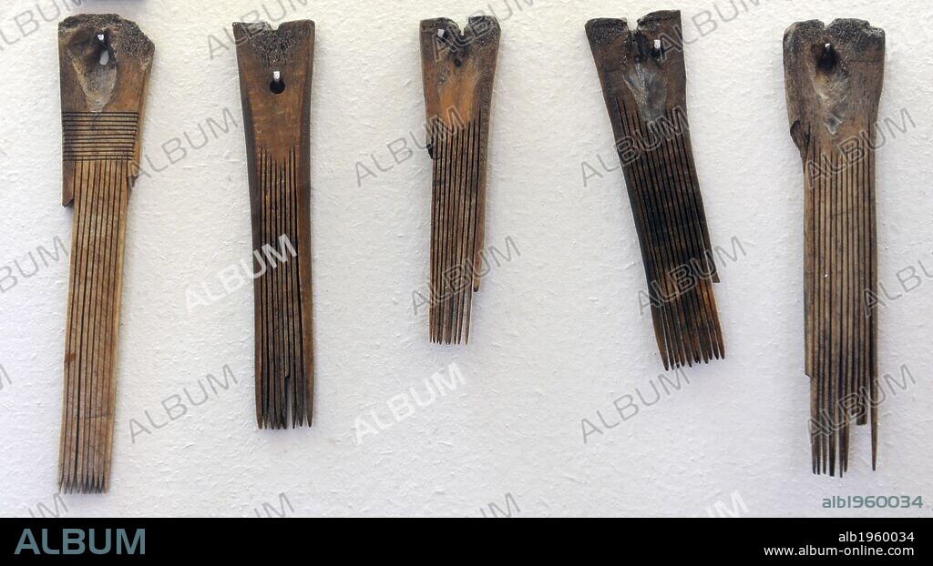 ARTE. EDAD MEDIA. EUROPA DEL NORTE. LETONIA. Utensilios trabajados en hueso y cuerno de animal. Siglos XII y XIII. Museo de la Historia y la Navegación. Riga. Letonia. Europa.