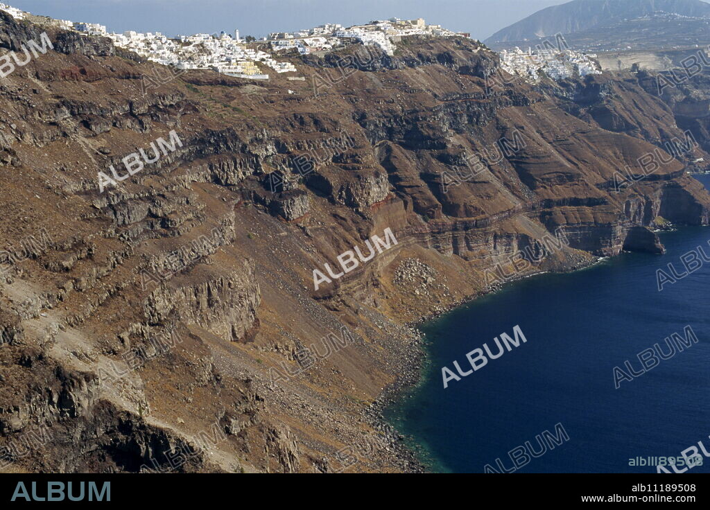Fira Town, the capital of Santorini (Thira), perched on the Caldera Rim, Cyclades Islands, Greek Islands, Greece, Europe.