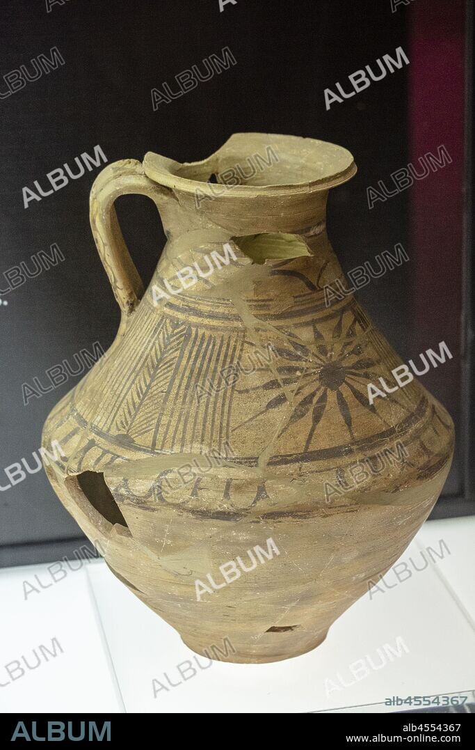 jarra de cerámica pintada de tradicion indigena, Necrópolis de Carratiermes, siglo I d.C. museo del Yacimiento arqueológico de Tiermes, Soria, comunidad autónoma de Castilla y León, Spain, Europe.