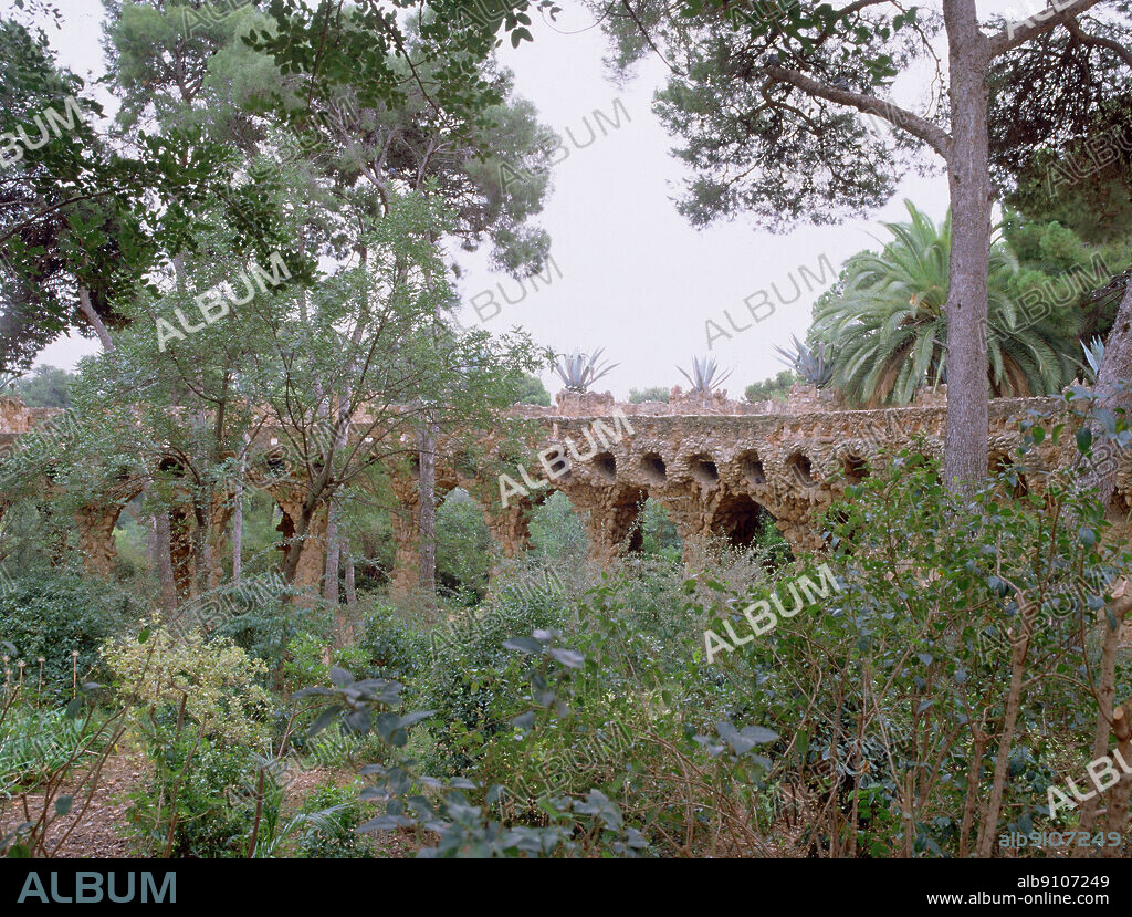 ANTONI GAUDÍ. VIADUCTO DE PIEDRA CALIZA "PONT DE BAIX" - 1900/1914.