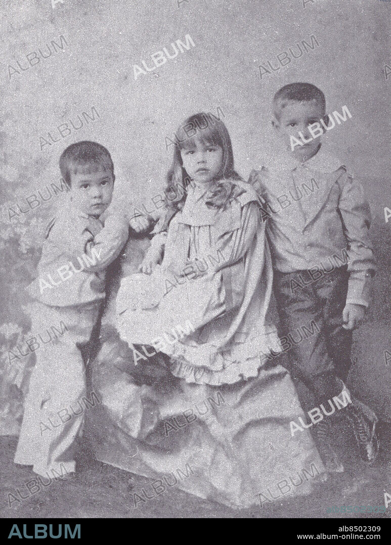 Caridad Mercader (Santiago de Cuba, March 29, 1892 - Paris, 1975) and her brothers, around 1895. Cuban communist militant and agent of the Soviet NKVD. She is known for being the mother of Ramón Mercader, the assassin of León Trotsky, and for having personally participated in the operation.