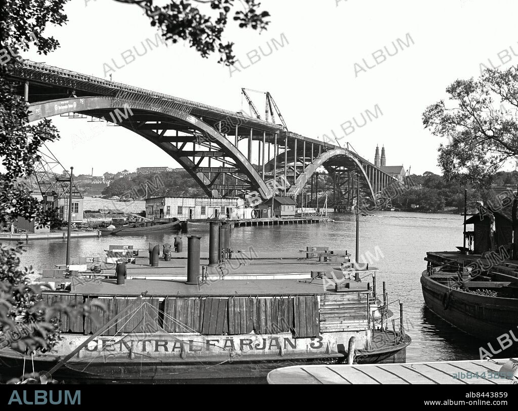 STOCKHOLM 1934-07-12. Vy från Marieberg mot nya Västerbron under byggnation. Långholmen och Södermalm, där såväl det nya kvarteret Marmorn i funkisstil, som Högalidskyrkan syns. Fotograf okänd / Foto: TT / Kod 1900.