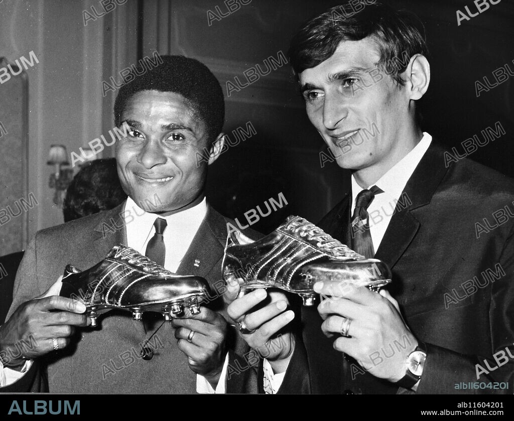 Soccer players Eusebio (gold) and Dunai (silver), best scorers; Paris 1968 .