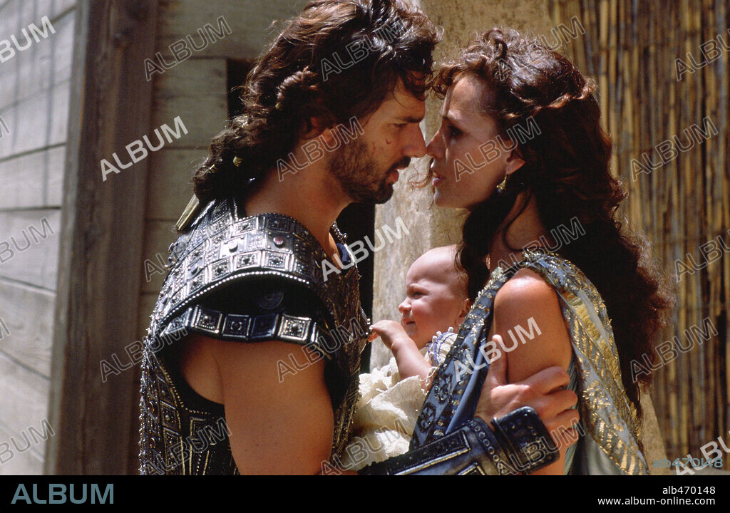ERIC BANA and SAFFRON BURROWS in TROY, 2004, directed by WOLFGANG PETERSEN. Copyright WARNER BROS. / BAILEY, ALEX.