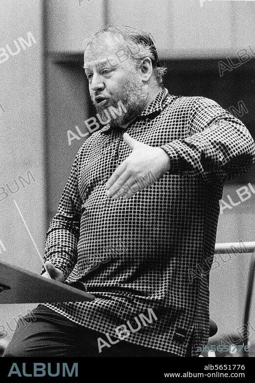 Schiff, Heinrich österr. Violoncellist und Dirigent geb. 18.11.1951 in Gmunden. Heinrich Schiff während einer Konzertprobe mit der Staatsphilharmonie Rheinland-Pfalz. Foto, o. O. u. J. (um 2000?).