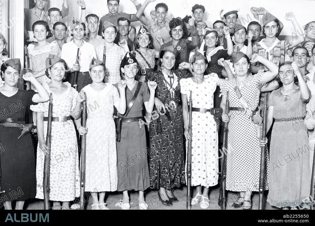 GUERRA CIVIL.  ESPAÑA 1936-1939. GRUPO DE MILICIANAS DE CARTAGENA SE PREPARAN PARA LA MARCHA AL FRENTE.