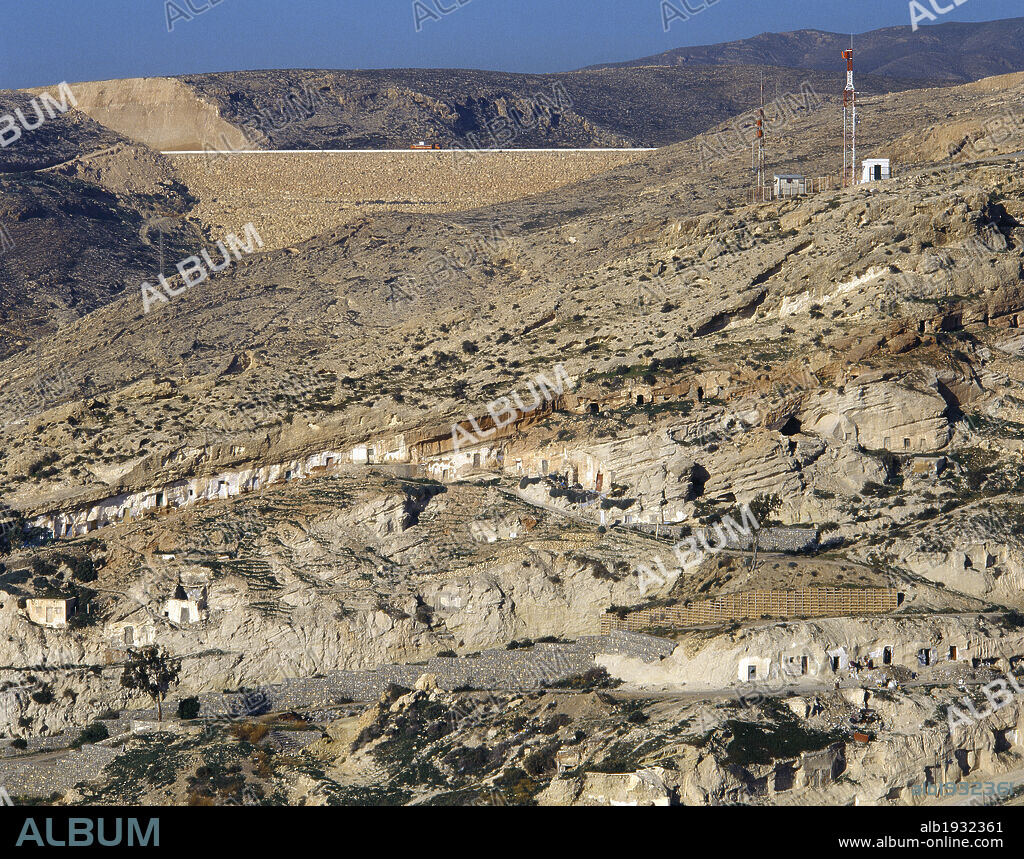 Andalucía. Almería. Panorámica del barrio de La Chanca, a los pies de La Alcazaba en dirección al mar. Está constituido por casas-cueva que se asientan en las laderas del cerro, poblado principalmente por pescadores y gitanos. (Fotografía tomada en el año 2000). España.