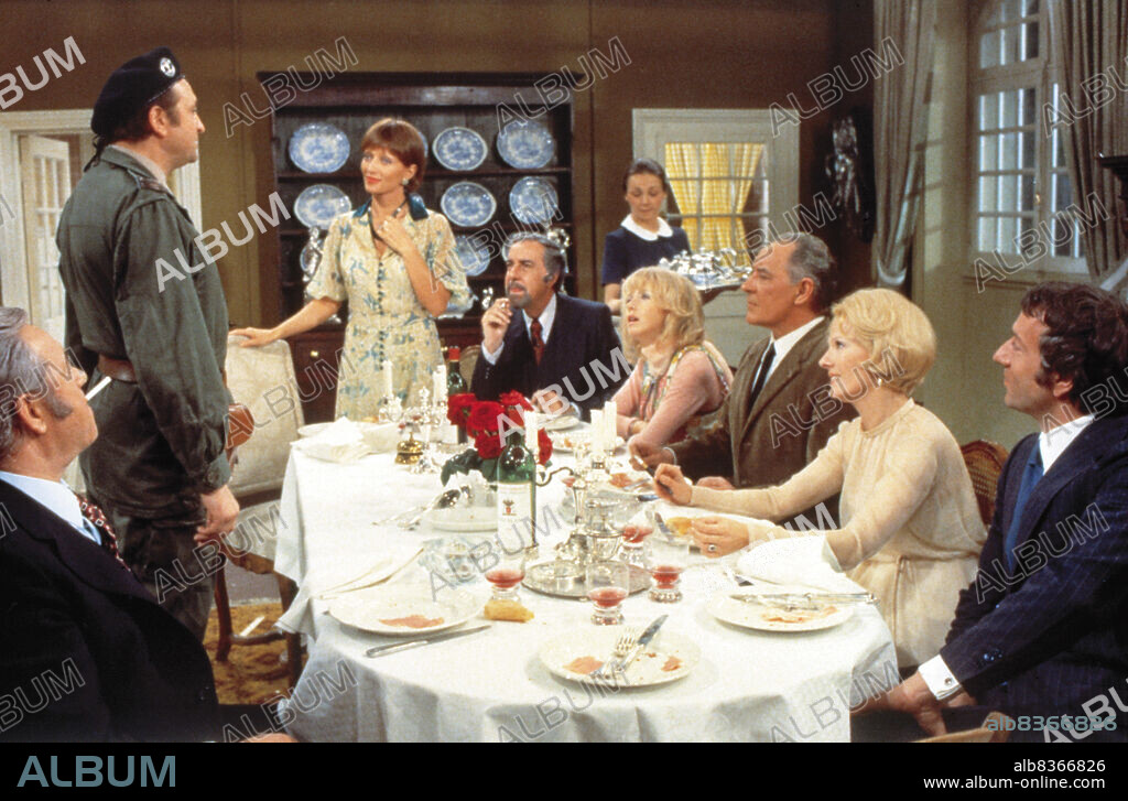 BULLE OGIER, DELPHINE SEYRIG, FERNANDO REY, JEAN-PIERRE CASSEL, Julien Bertheau, MILENA VUKOTIC y STEPHANE AUDRAN en EL DISCRETO ENCANTO DE LA BURGUESÍA, 1972 (LE CHARME DISCRET DE LA BOURGEOISIE), dirigida por LUIS BUÑUEL. Copyright DEAN FILM/GREENWICH FILM/JET FILMS.