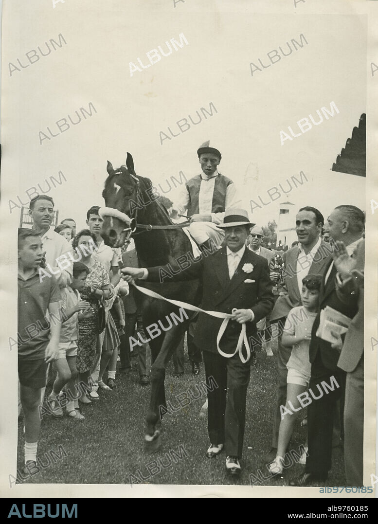 Madrid,  29/06/1960. Gran Premio de Madrid en el hipódromo de La Zarzuela. Ramón Beamonte lleva de la brida a «Nembutal», montado por Claudio Carudel.
