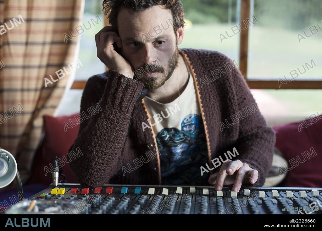BLACK EYE und SCOOT MCNAIRY. SCOOT MCNAIRY in FRANK, 2014, unter der Regie von LENNY ABRAHAMSON. Copyright ELEMENT PICTURES.
