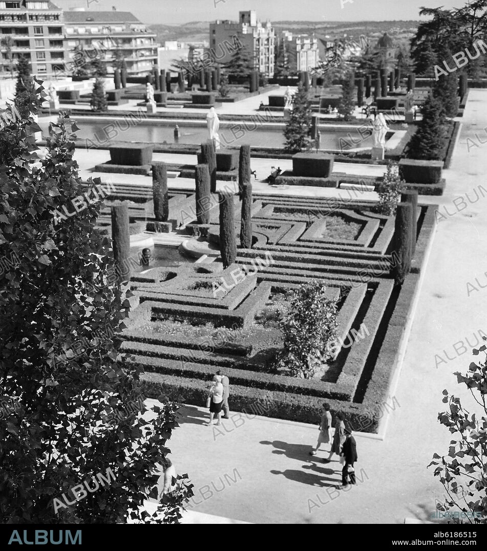 FERNANDO GARCIA MERCADAL (1896-1986). JARDINES DE SABATINI O DE LAS CABALLERIZAS - 1933-34 - FOTOGRAFIA EN BLANCO Y NEGRO - AÑOS 60.