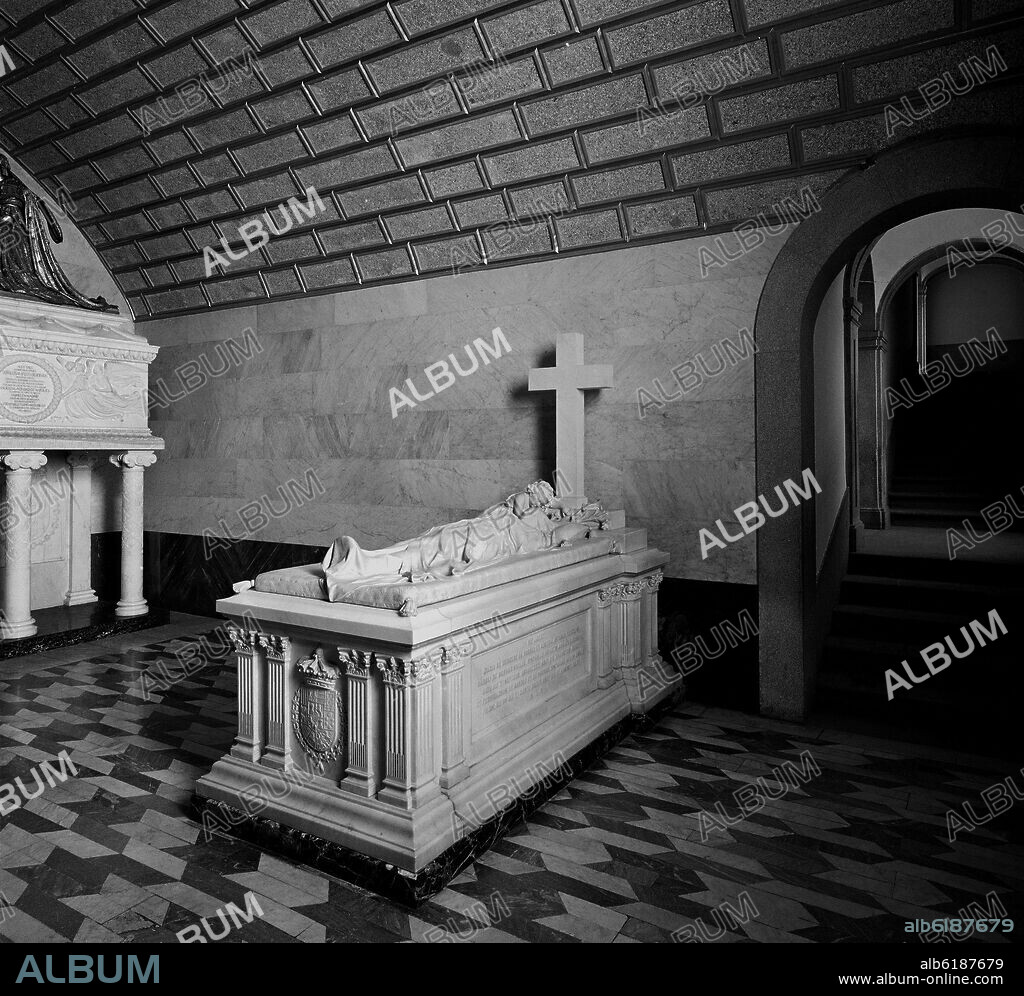 SEPULCRO DE LA INFANTA MARIA DE LAS MERCEDES DE BORBON Y AUSTRIA - FOTOGRAFIA EN BLANCO Y NEGRO - AÑOS 60.