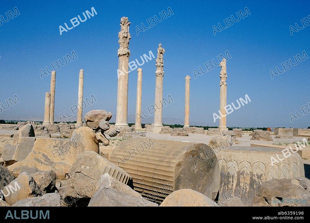 Persepolis (Iran), palace complex of Darius Im completed under Xerxes I (Achaemenid, 5th century BC).-View over the ruins of Persepolis.-Photo, 1995.