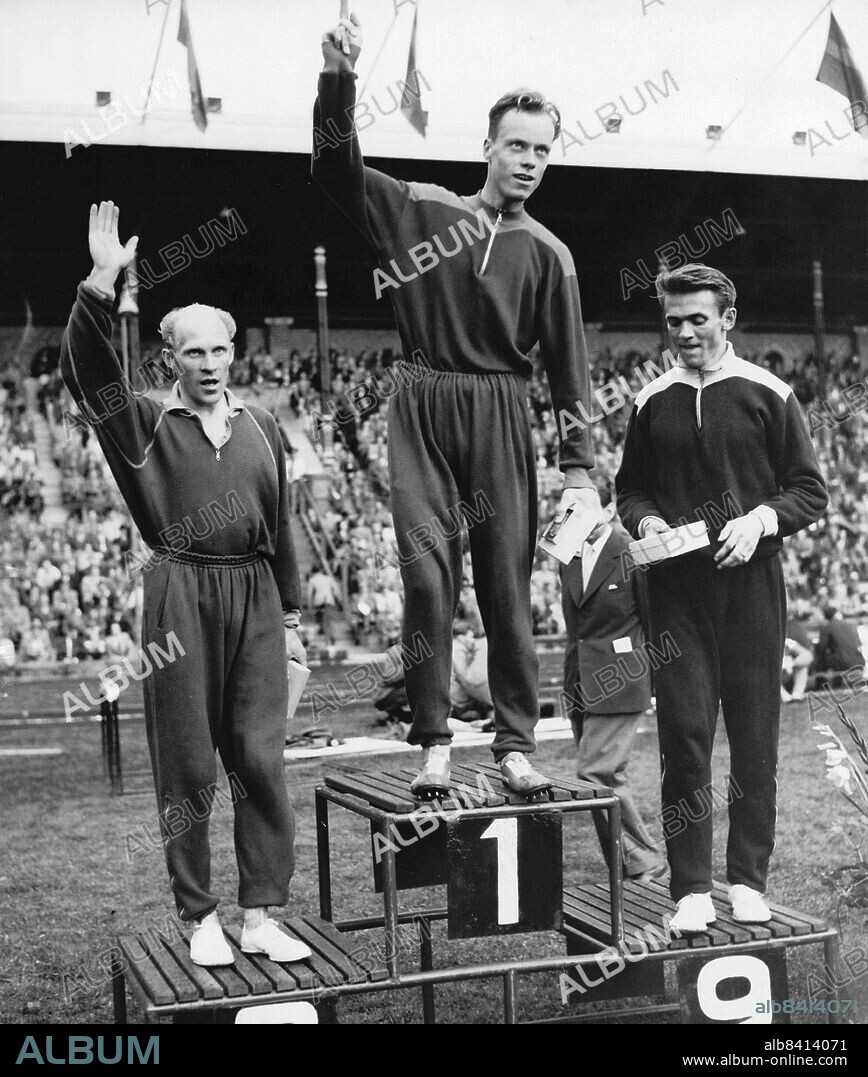 STOCKHOLOM 1956-08-19. SM i friidrott avgörs på Stockholms stadion, prisutdelning på 1500 m. från vänster Olle Åberg,brons, Dan Waern, guld, och Ingvar Eriksson, silver.. Foto: Olle Seijbold / DN / TT / Kod: 51. ** SvD OUT **.