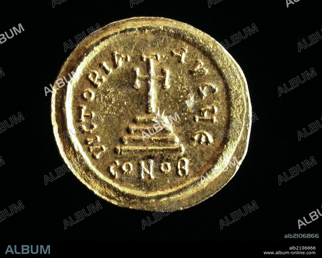 NUMISMATICA.MONEDA BIZANTINA. SOLIDUS DE ORO, DE HERACLIO. REVERSO. CRUZ POTENZADA SOBRE TRES GRADAS. 610-641. (DEPOSITO: MUSEO ARQUEOLOGICO NACIONAL).