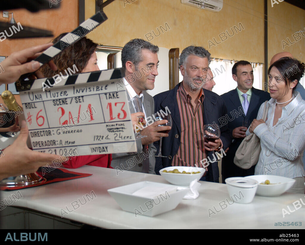 ADOLFO FERNANDEZ, CARLOS BLANCO y MARIA XOSE BOUZAS en UNA MUJER INVISIBLE, 2007, dirigida por GERARDO HERRERO. Copyright CONTINENTAL PRODUCCIONES/ MILOU FILMS/TORNASOL FILMS SA.