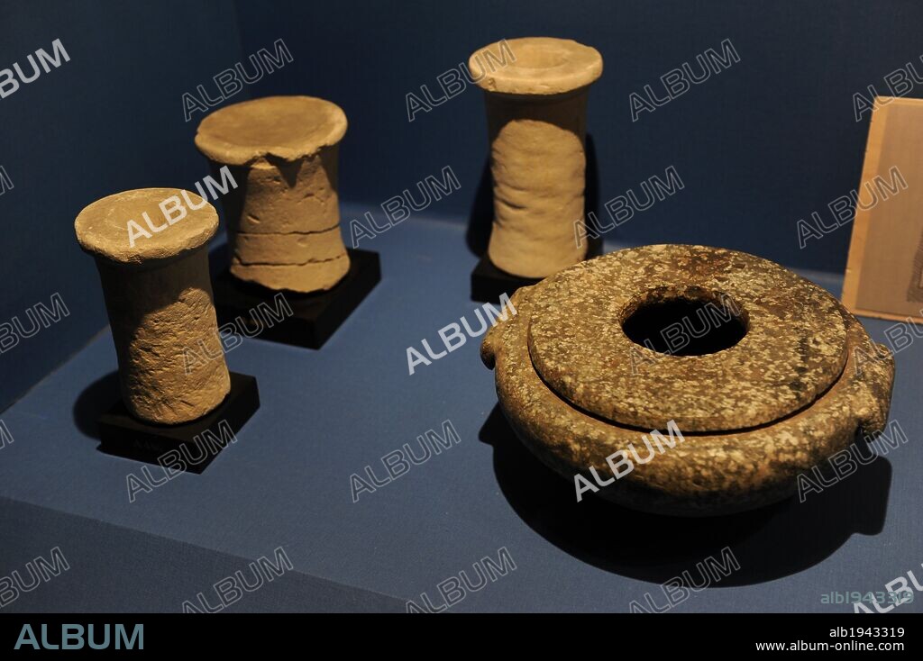 ARTE EGIPCIO. EGIPTO. Objetos encontrados en la Tumba 50. Tarro de granito rebajado con asas y vasos de piedra caliza. Reinado el faraón Snofru, 2613-2589 a. C. Imperio Antiguo. IV Dinastía. Museo Carlsberg Glyptotek. Copenhague. Dinamarca. Norte Europa.