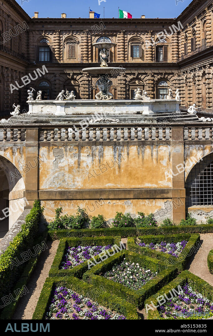 Florence, Palazzo Pitti: the façade onto the Boboli gardens and the Fountain of the Artichoke (Fontana del Carciofo).