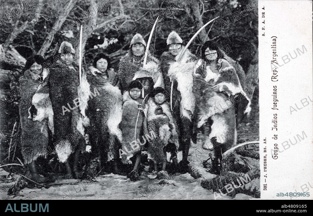 'Grupo de Indios fueguinos (Rep. Argentina)'. Argentine Patagonie. Carte postale vers 1910. Credit : Collection IM/KHARBINE-TAPABOR.