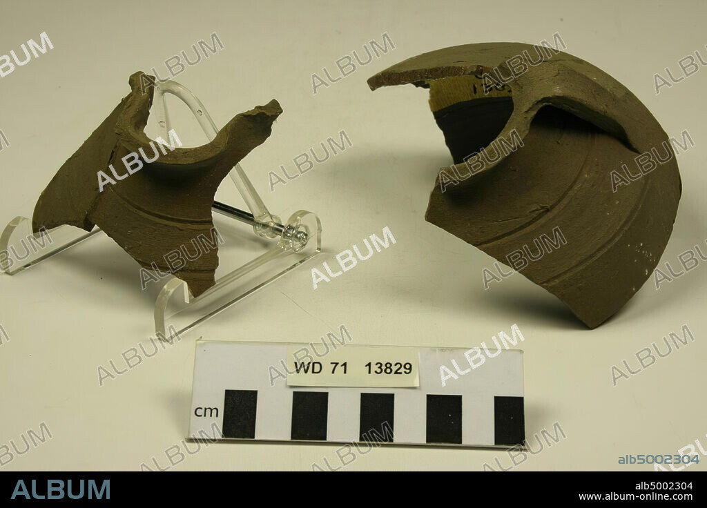 2 fragments of a pottery pot (top with band ear). Glueing, can, fragments, pottery, 7,5 x 14 x 8 cm (largest shard), Netherlands, Utrecht, Wijk bij Duurstede, Wijk bij Duurstede, Dorestad.