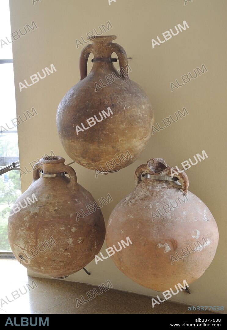 Anforas romanas. Usadas para el transporte de aceite de la Bética. Siglos II-III d. C. Museo Nacional Arqueológico. Tarragona. Cataluña. España. Roman amphora. Used to transport oil from the Betica. 2nd-3rd century. National Archaeological Museum. Tarragona. Catalonia, Spain.