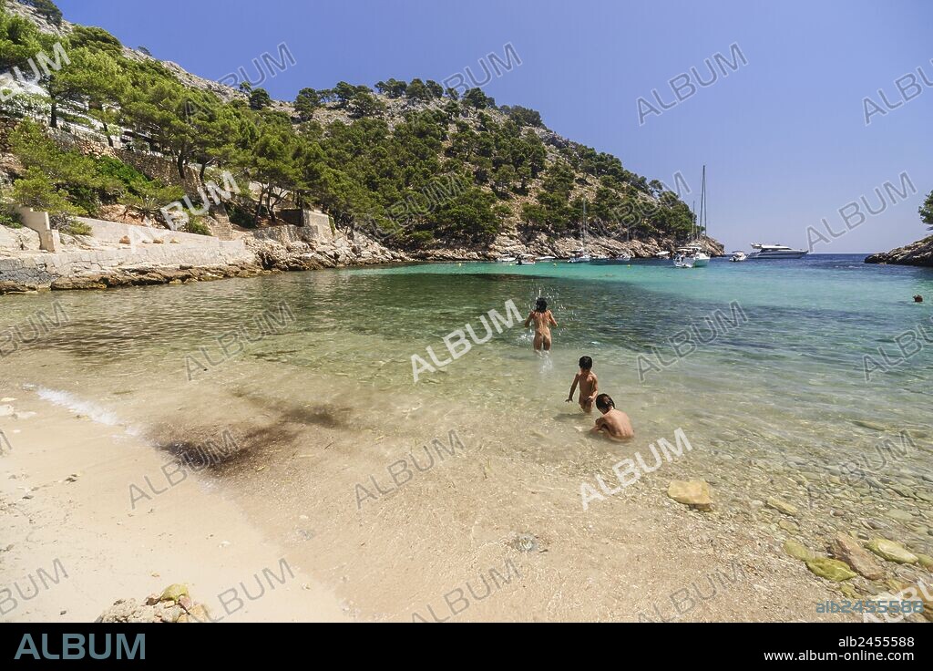 naturismo en Cala Gossalba, peninsula de Formentor, Pollença. Parque natural de la Sierra de Tramuntana. Mallorca. Islas Baleares. Spain.