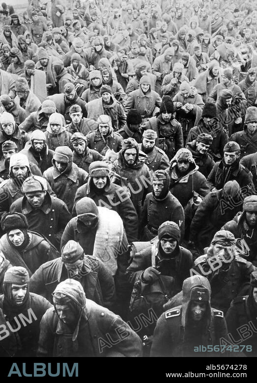 2. Weltkrieg, Rußlandfeldzug:. Kapitulation der deutschen Truppen am 31.1.1943 in Stalingrad. Kriegsgefangene deutsche Soldaten und Angehörige von Hilfstruppen (Kosaken u. a.). Foto, Januar / Februar 1943.