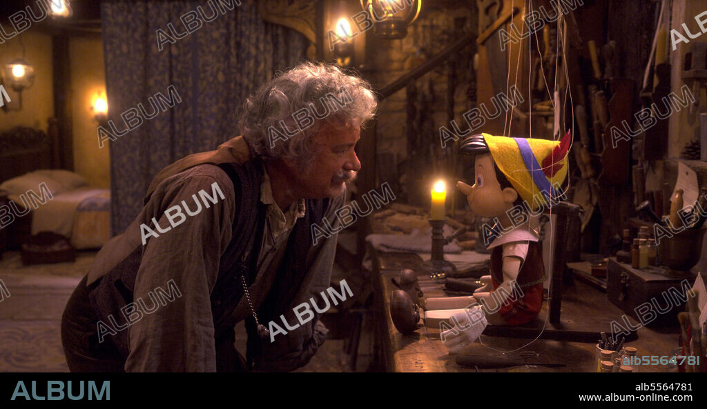 TOM HANKS en PINOCHO, 2022 (PINOCCHIO), dirigida por ROBERT ZEMECKIS. Copyright Walt Disney Pictures / ImageMovers.