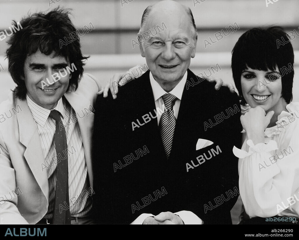 DUDLEY MOORE, JOHN GIELGUD and LIZA MINNELLI in ARTHUR, 1981, directed by STEVE GORDON. Copyright ORION PICTURES.