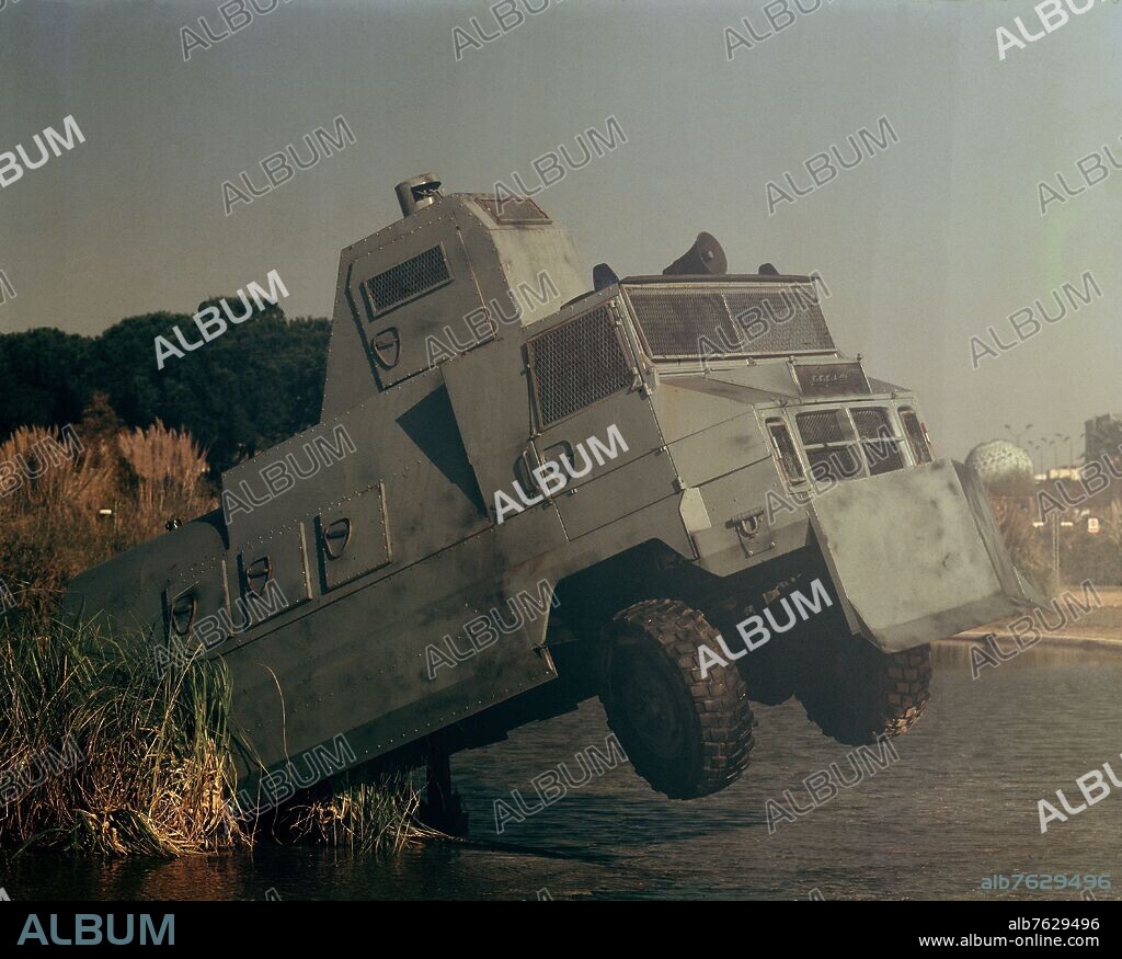 FERNANDO SANCHEZ CASTILLO (1970-). FUENTE - CAMION ANTIDISTURBIOS DE LA POLICIA - INSTALACION - 2004.