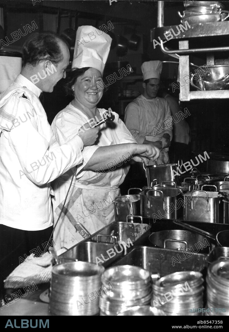 STOCKHOLM 1946-04-25. VAKTMÄSTAREN, FÅR JAG BETALA Radioreportage av Lennart Hyland. Sänt 1946-05-04. Radioreportern Lennart Hyland intervjuar kokerskan Maja Eriksson i köket. Han har under en veckas tid tjänstgjort som vaktmästare vid en stockholmsrestaurang, där han gjort upptagningar bland personal och gäster för att inifrån studerar hur en större restaurang arbetar. Foto: Sören Hoffman / RiR / SVT / Kod: 5600 Reportage publ. i RiR 20/46 sid. 5 RiR 5152 BAB352 sv/v kopia Orig. bildtext... VAKTMÄSTARN, FÅR JAG betala. Som servitör i kök och matsal. Servitören reportern Lennart Hyland intervjuvar kokerskan "Morsan" Maja Eriksson persons: MAJA ERIKSSON;LENNART HYLAND sites: STOCKHOLM;SVERIGE.
