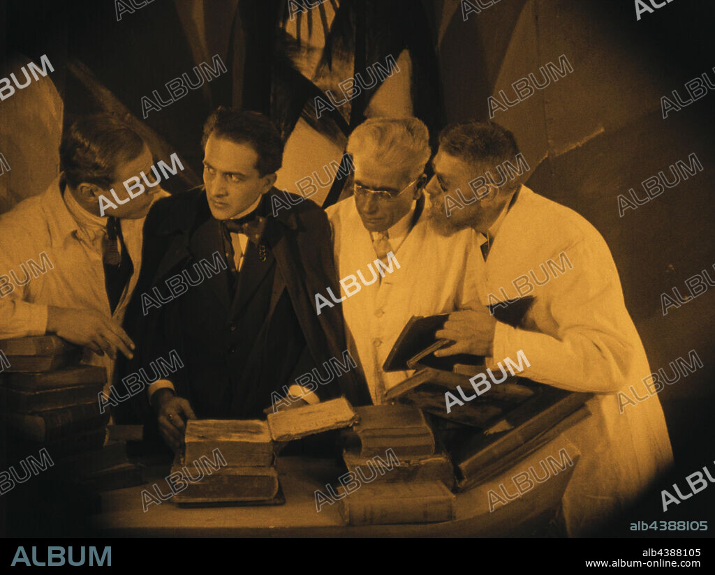 THE CABINET OF DR. CALIGARI, 1920 (DAS CABINET DES DR. CALIGARI), directed by ROBERT WIENE. Copyright DECLA-BIOSKOP.
